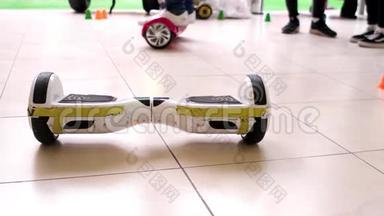 陀螺仪，一种两轮滑板车，街道<strong>电动车</strong>，以横条的形式制成，两个轮子在上面